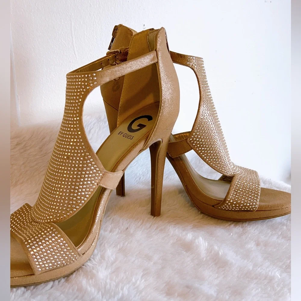 9M G By Guess Glamo peep toe heel. Gold fabric. Platform heels. used o… - Picture 9 of 11